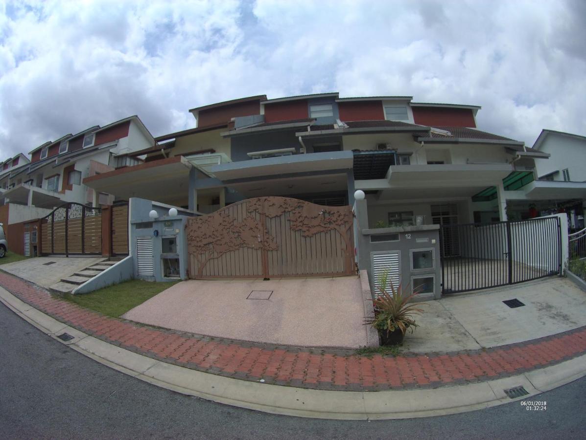 Entire Residential Home•Jia Residences Bkt Serdang沙登温暖的家 Seri Kembangan Exterior photo